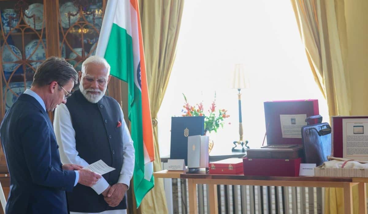 Prime Minister and Prime Minster of Sweden exchange special gifts celebrating the shared cultural legacy of Rabindranath Tagore