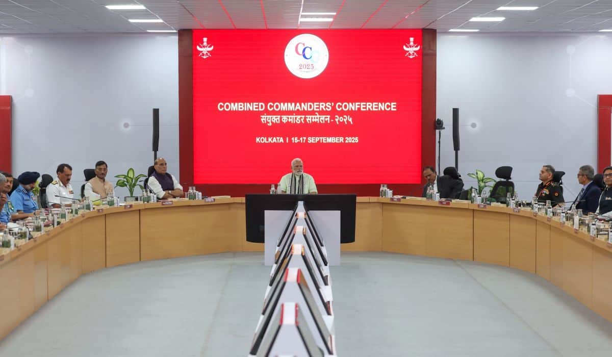 ಕೋಲ್ಕತ್ತಾದಲ್ಲಿ ನಡೆದ ಸಂಯೋಜಿತ ಕಮಾಂಡರ್ ಗಳ ಸಮ್ಮೇಳನದಲ್ಲಿ ಸಶಸ್ತ್ರ ಪಡೆಗಳ ವರ್ಧಿಕ ಕಾರ್ಯಾಚರಣೆಯ ಸಿದ್ಧತೆಗಾಗಿ ಒಗ್ಗೂಡಿ ಹೋರಾಡುವುದು, ಆತ್ಮನಿರ್ಭರ ಭಾರತ ಮತ್ತು ನಾವೀನ್ಯತೆಯ ಬಗ್ಗೆ ಉಲ್ಲೇಖಿಸಿದ ಪ್ರಧಾನಮಂತ್ರಿ ಶ್ರೀ ನರೇಂದ್ರ ಮೋದಿ 