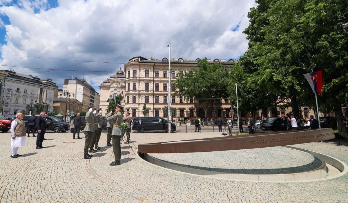 Prime Minister lays wreath at the Tomb of the Unknown Soldier