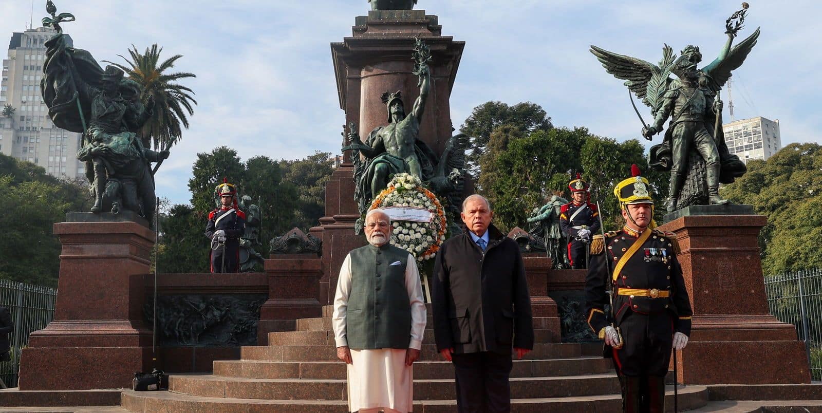 Prime Minister lays wreath at San Martín Memorial