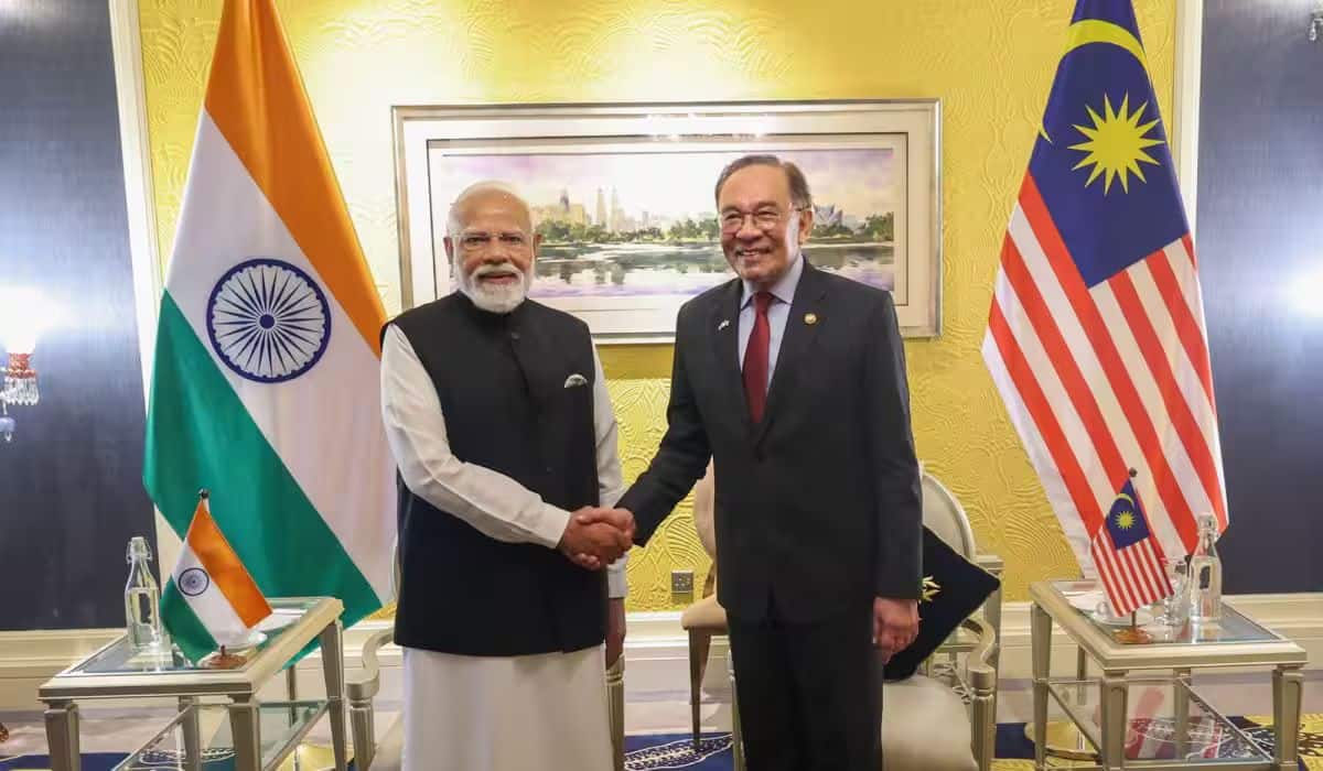 Prime Minister holds official talks with Prime Minister of Malaysia