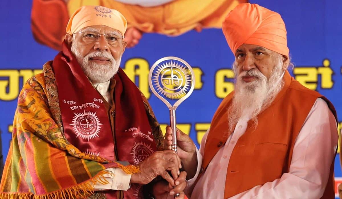 Prime Minister meets Sant Niranjan Dass Ji