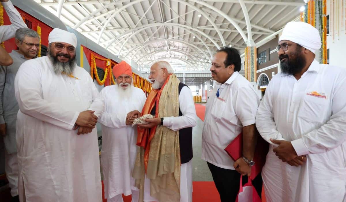 Prime Minister meets Sant Niranjan Dass Ji