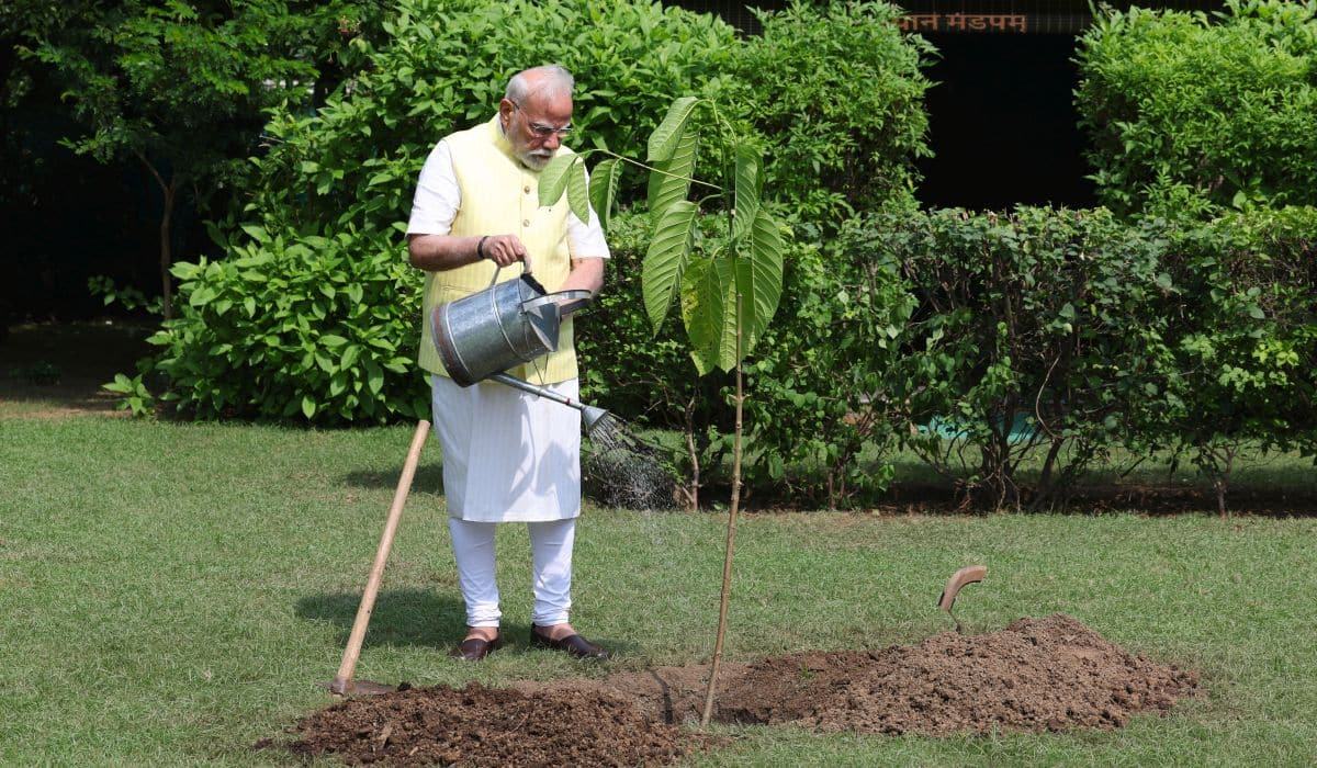 પ્રધાનમંત્રીએ મહામહિમ કિંગ ચાર્લ્સ III દ્વારા ભેટમાં આપેલ કદંબનો છોડ વાવ્યો