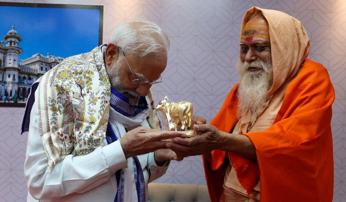 Prime Minister meets Swami Shakti Sharananand Saraswati Ji Maharaj in Motihari, Bihar