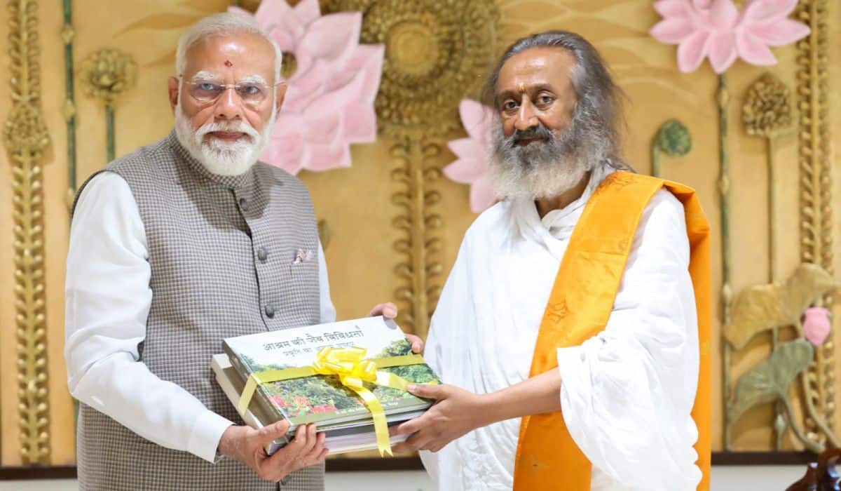 Prime Minister meets Sri Sri Ravi Shankar Ji at Art of Living
