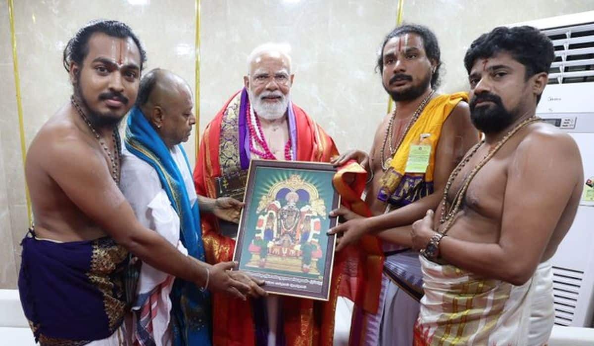 Prime Minister meets priests from Sowmyanarayana Perumal Temple