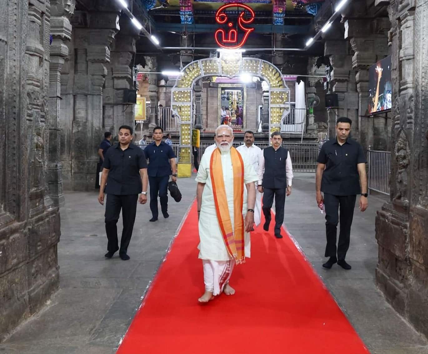 PM Modi offers prayers at Arulmigu Subramaniyaswamy Temple, Thirupparankundram in Madurai