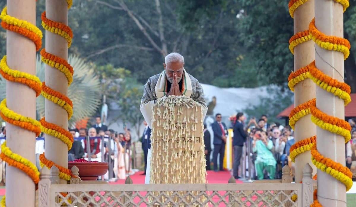 Prime Minister attends prayer meeting at Gandhi Smriti