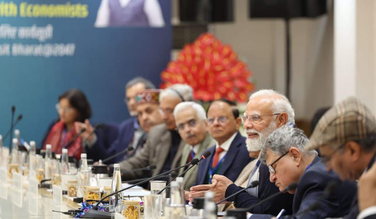 PM meets eminent economists at NITI Aayog