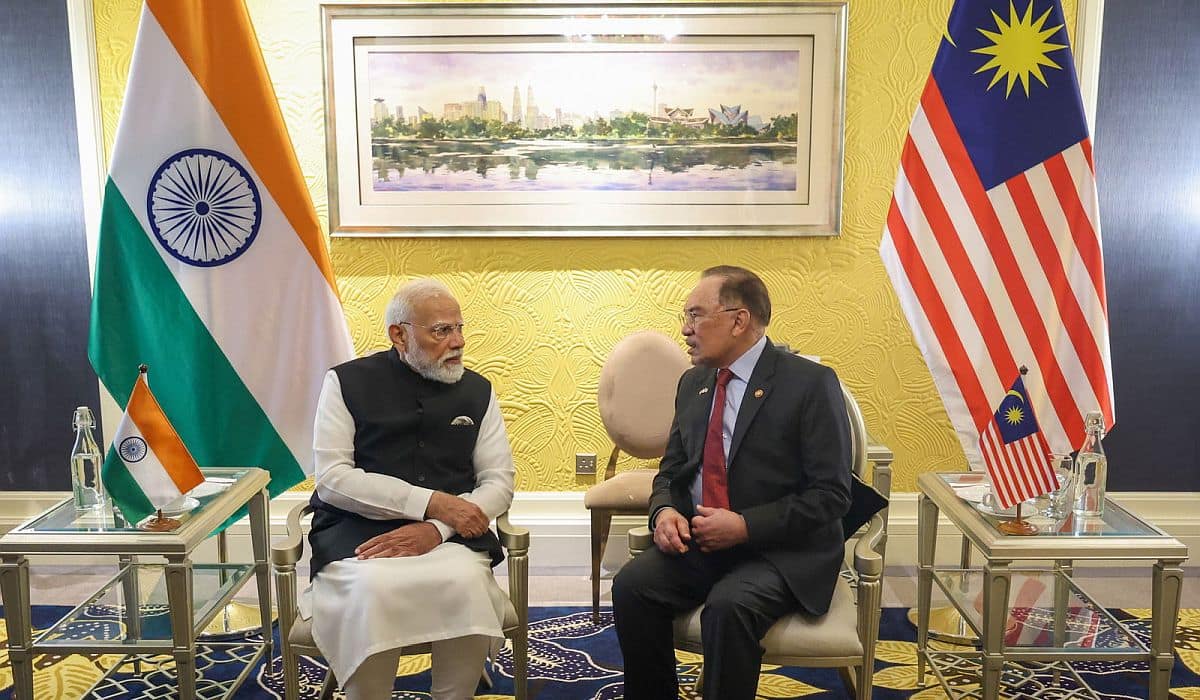 Prime Minister holds official talks with Prime Minister of Malaysia