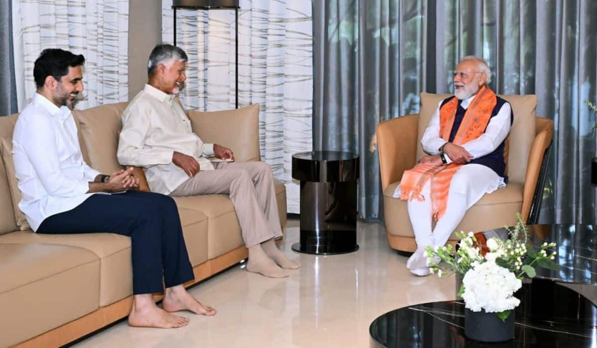 Prime Minister meets Andhra Pradesh Chief Minister Shri N. Chandrababu Naidu and his family in Hyderabad