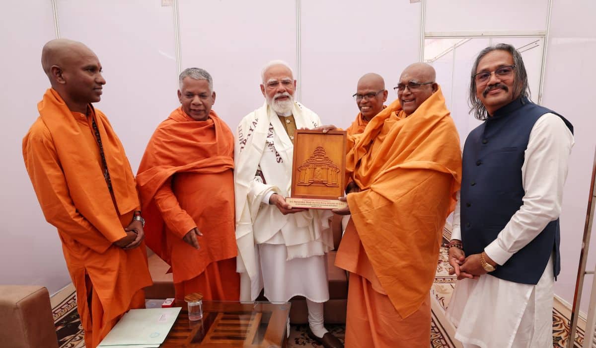 Prime Minister meets Swamis of Sree Narayana Dharma Sanghom Trust