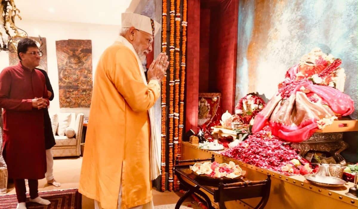 Prime Minister offers prayers to Bhagwan Shri Ganesh during Ganpati Darshan at Union Minister Piyush Goyal’s residence