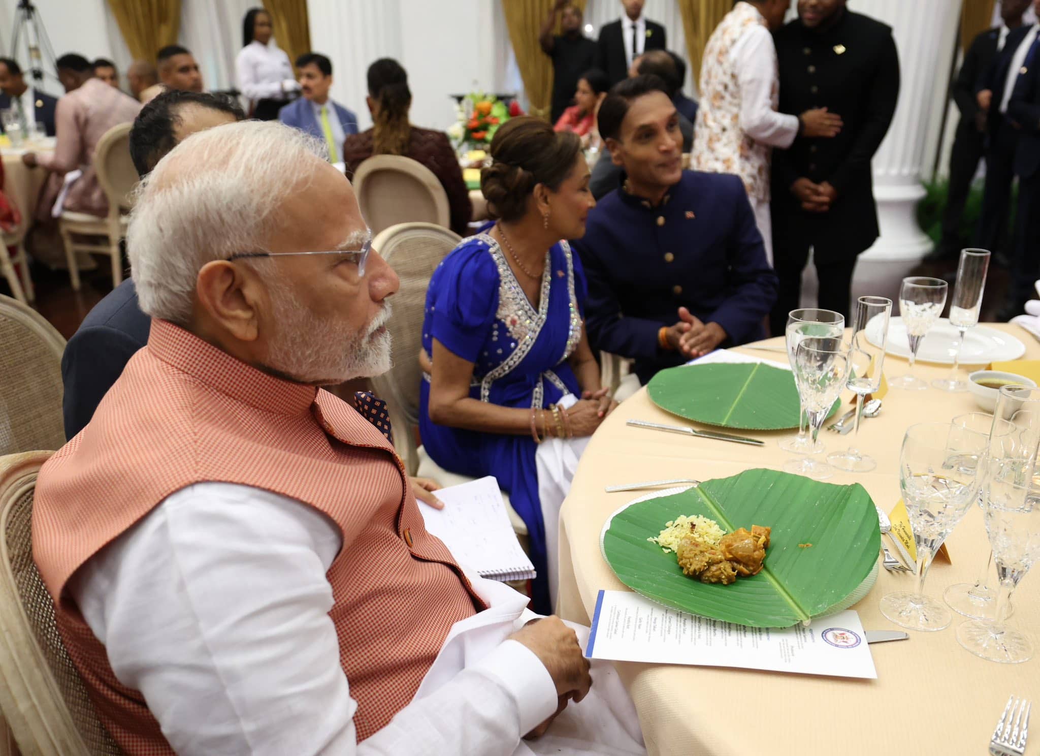 وزیر اعظم نے ترینیدادا ور ٹوباگو کی عزت مآب وزیر اعظم کملا  پرساد  بِسّیسر کی جانب سے دی گئی روایتی عشائیہ میں شرکت کی