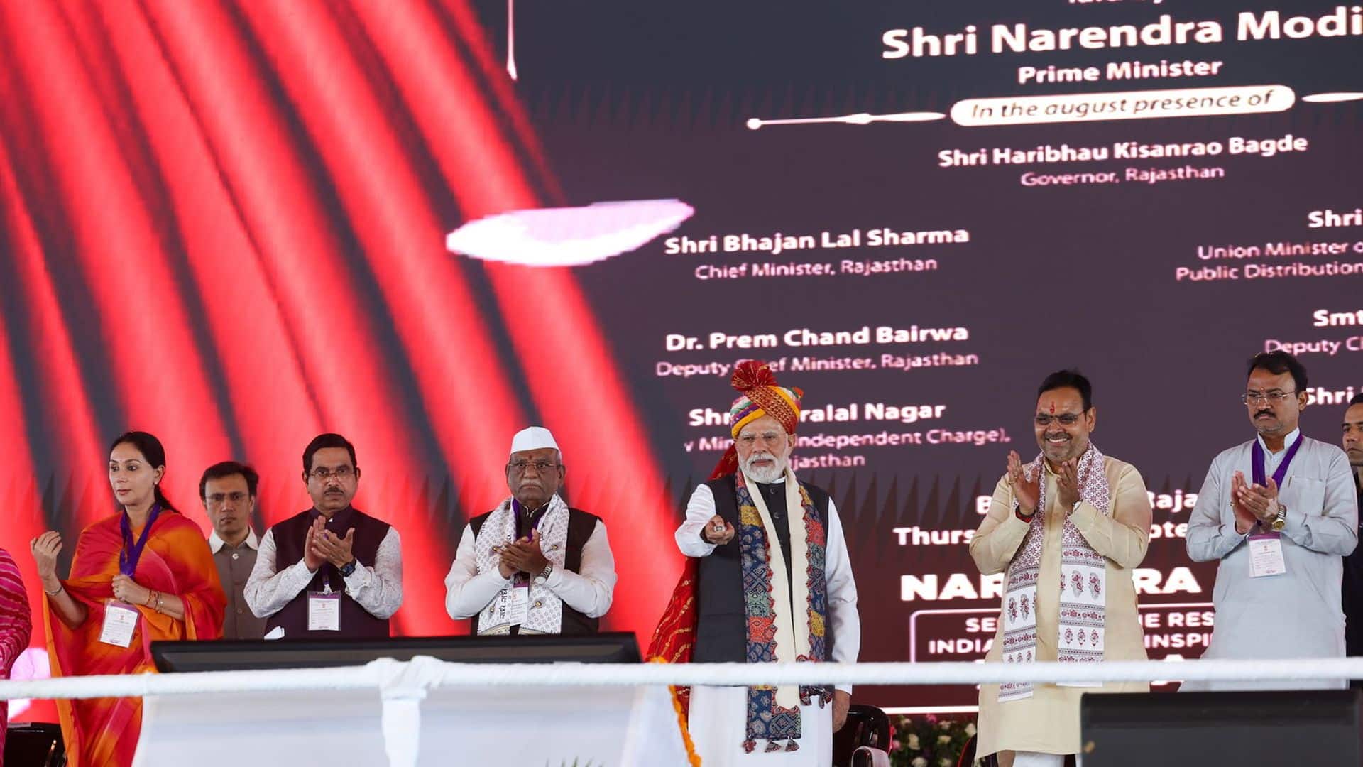 وزیر اعظم جناب نریندر مودی نے راجستھان کے بانسواڑہ  شہر میں 1,22,100 کروڑ روپے سے زیادہ کی لاگت والے ترقیاتی کاموں کا افتتاح کیا اور   سنگ بنیاد رکھا