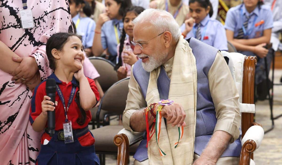प्रधानमंत्री ने रक्षाबंधन समारोह की झलकियां साझा कीं