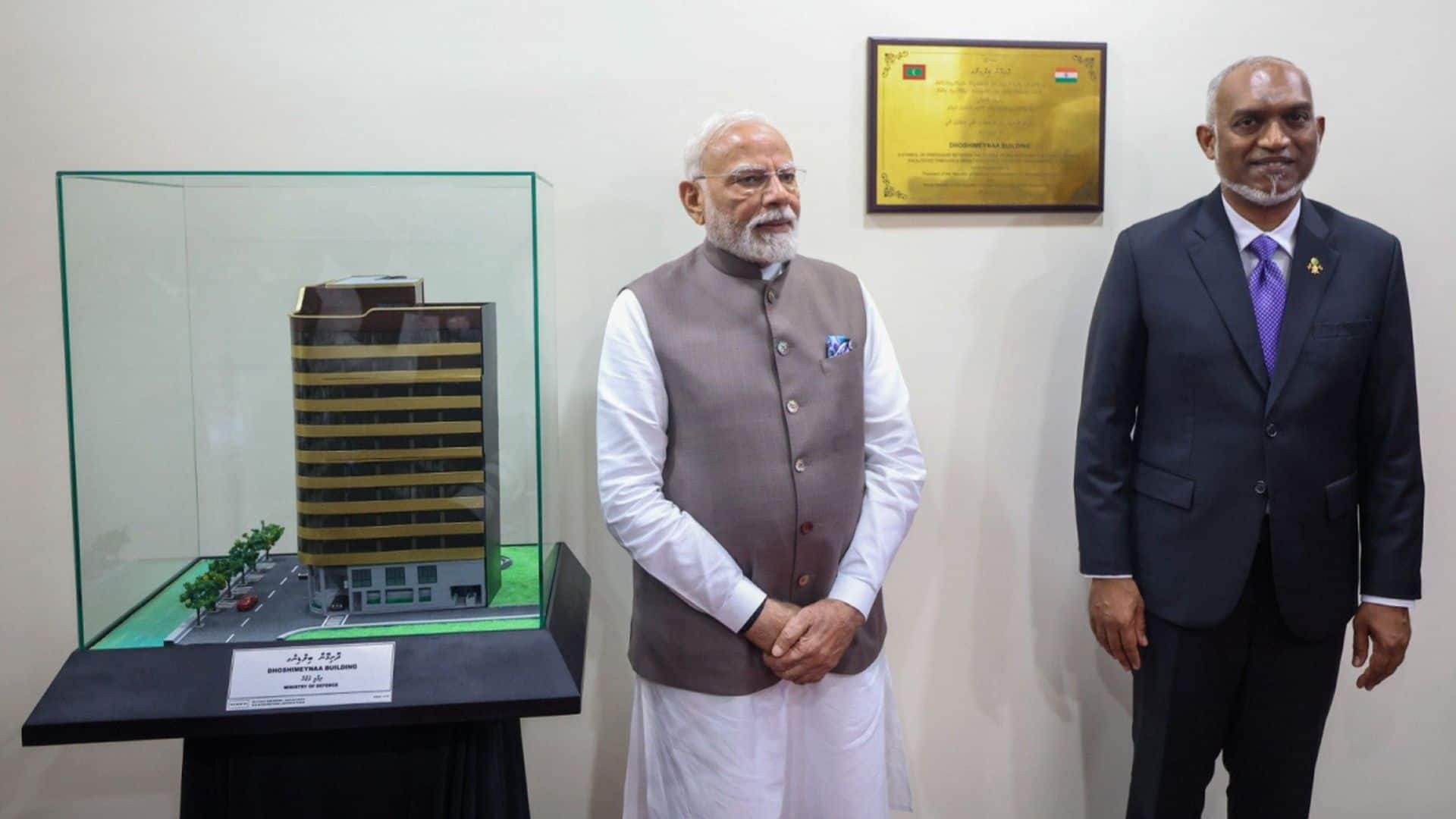 மாலத்தீவின் பாதுகாப்பு அமைச்சகக் கட்டிடத்தை பிரதமர் மோடியும் மாலத்தீவு அதிபரும் கூட்டாகத் திறந்து வைக்கின்றனர் 