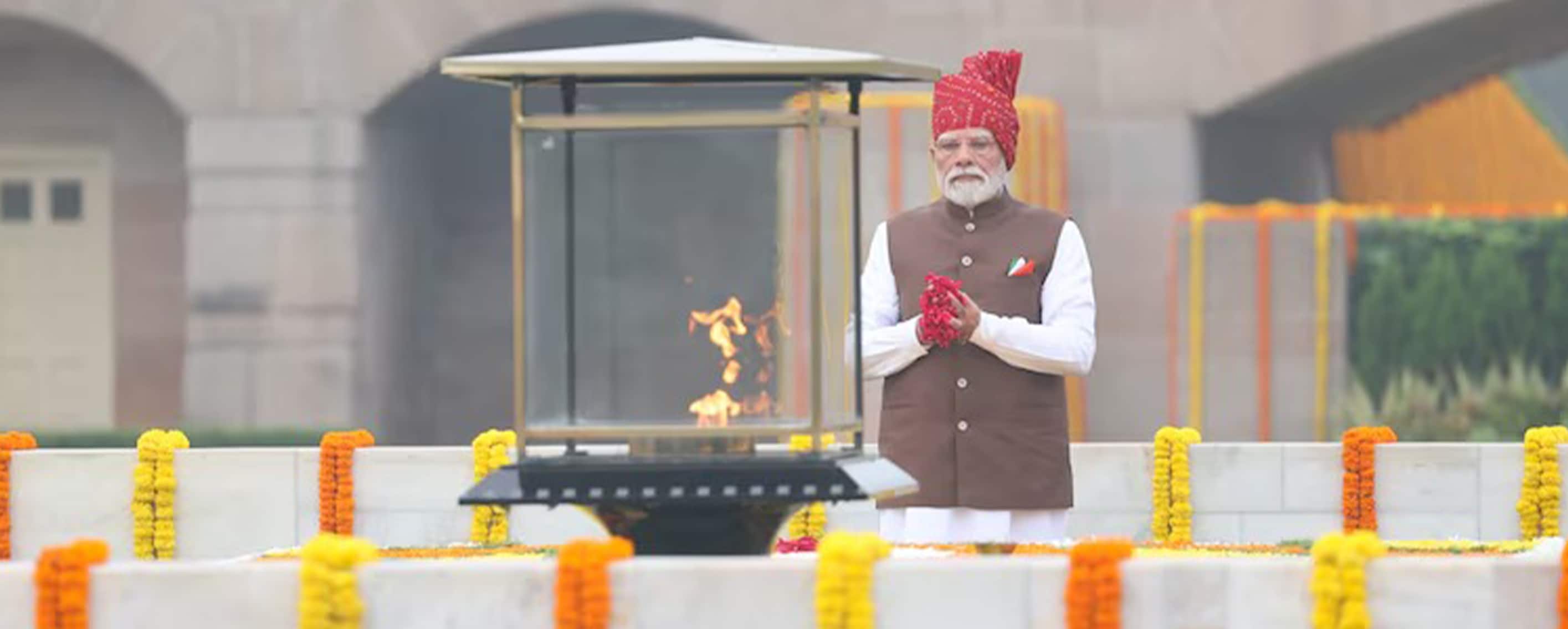 Prime Minister pays homage to Mahatma Gandhi at Rajghat