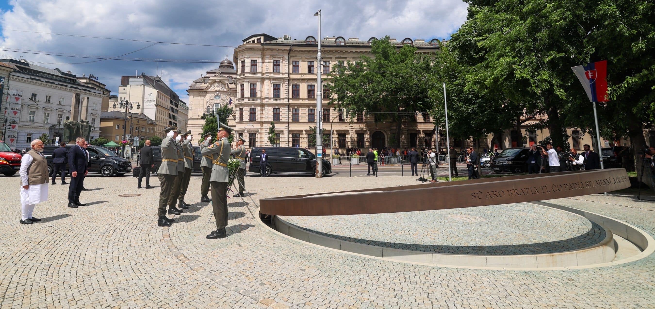 Prime Minister lays wreath at the Tomb of the Unknown Soldier