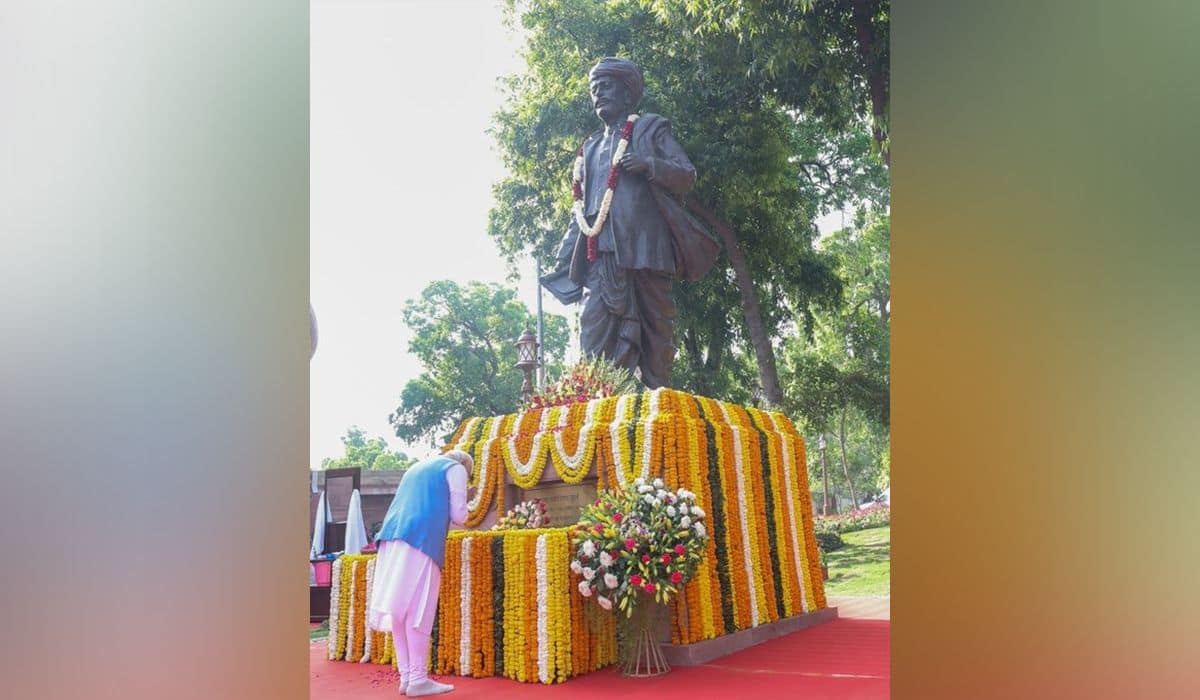 Prime Minister pays homage to Mahatma Phule in Parliament Complex