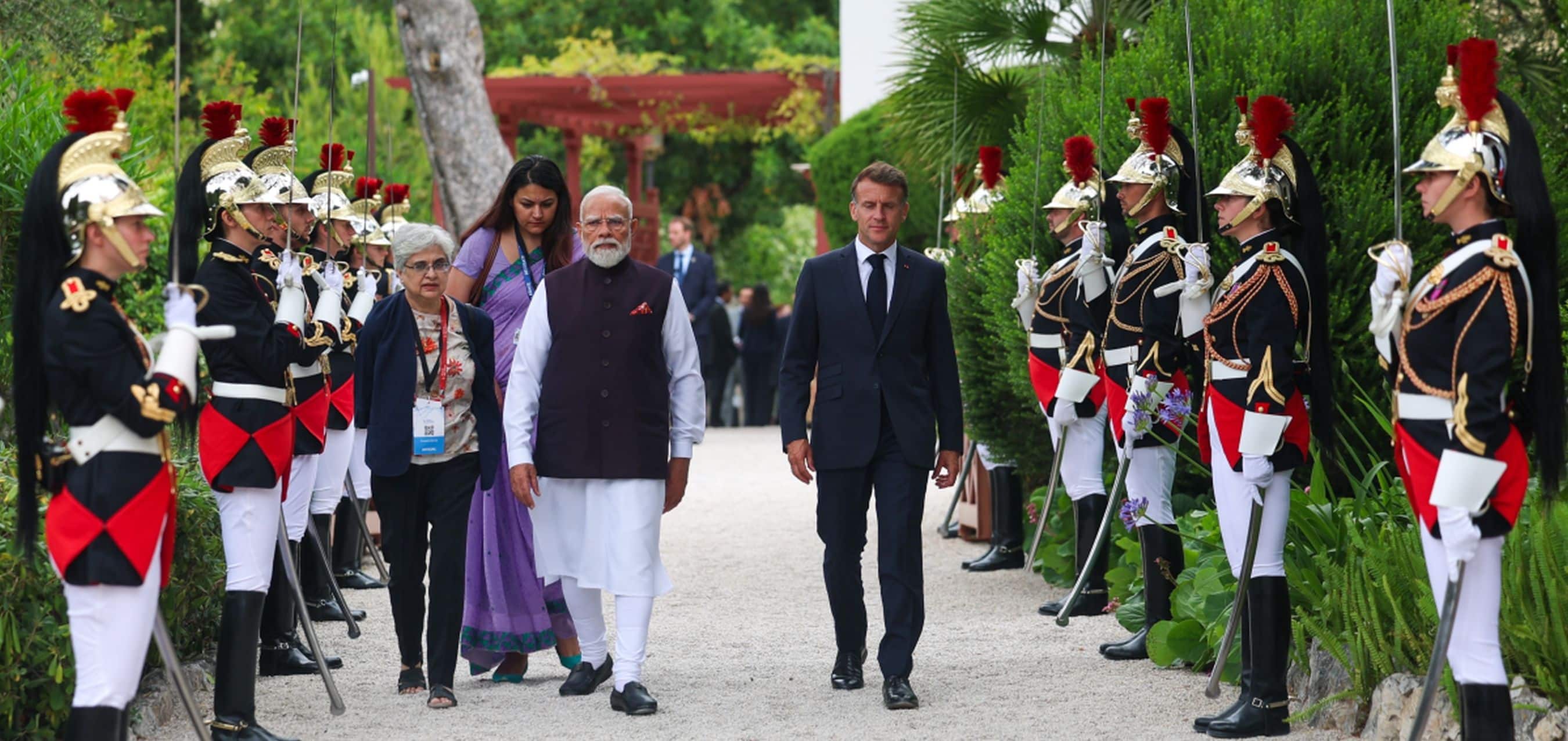 Prime Minister holds official talks with President of France