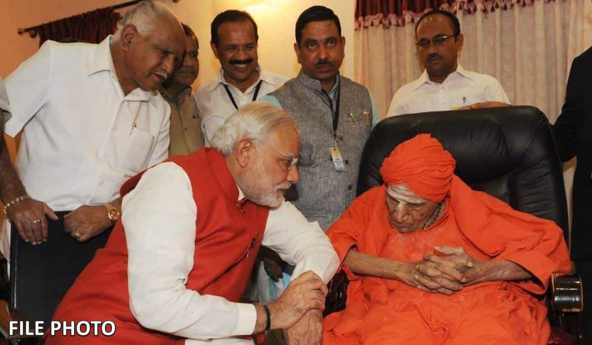 Prime Minister pays tributes to His Holiness Dr. Sree Sree Sree Sivakumara Swamigalu