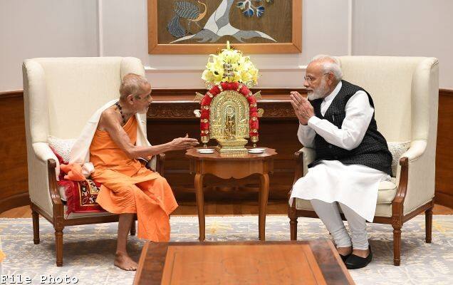 PM condoles passing away of Sri Vishvesha Teertha Swamiji of the Sri Pejawara Matha