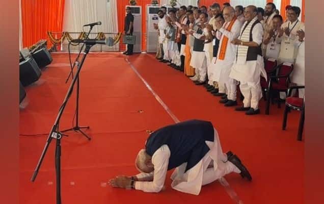 PM Modi Bows To ‘Jana Shakti’ As BJP Forms First-Ever Government In West Bengal | Watch 