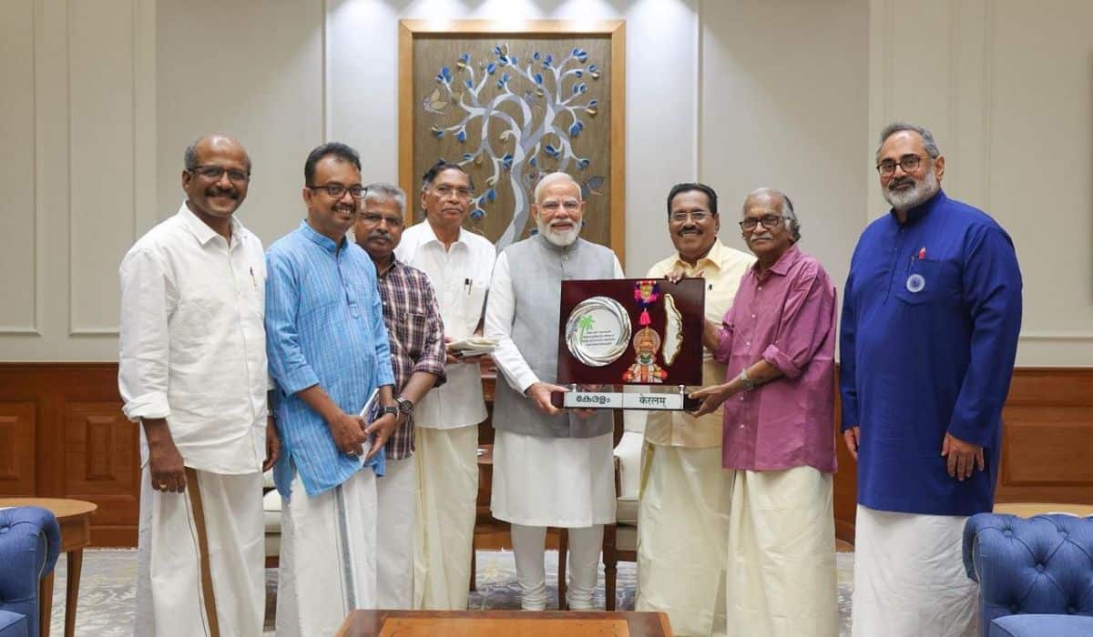 Eminent Malayali Litterateurs Meet PM to Express Gratitude for Renaming State to Keralam