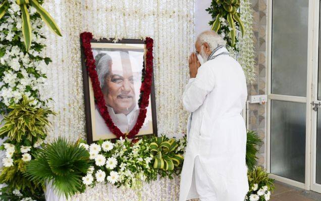 પ્રધાનમંત્રીએ ગુજરાતના પૂર્વ મુખ્યમંત્રી સ્વ.શ્રી કેશુભાઇ પટેલને શ્રદ્ધાંજલિ અર્પણ કરી