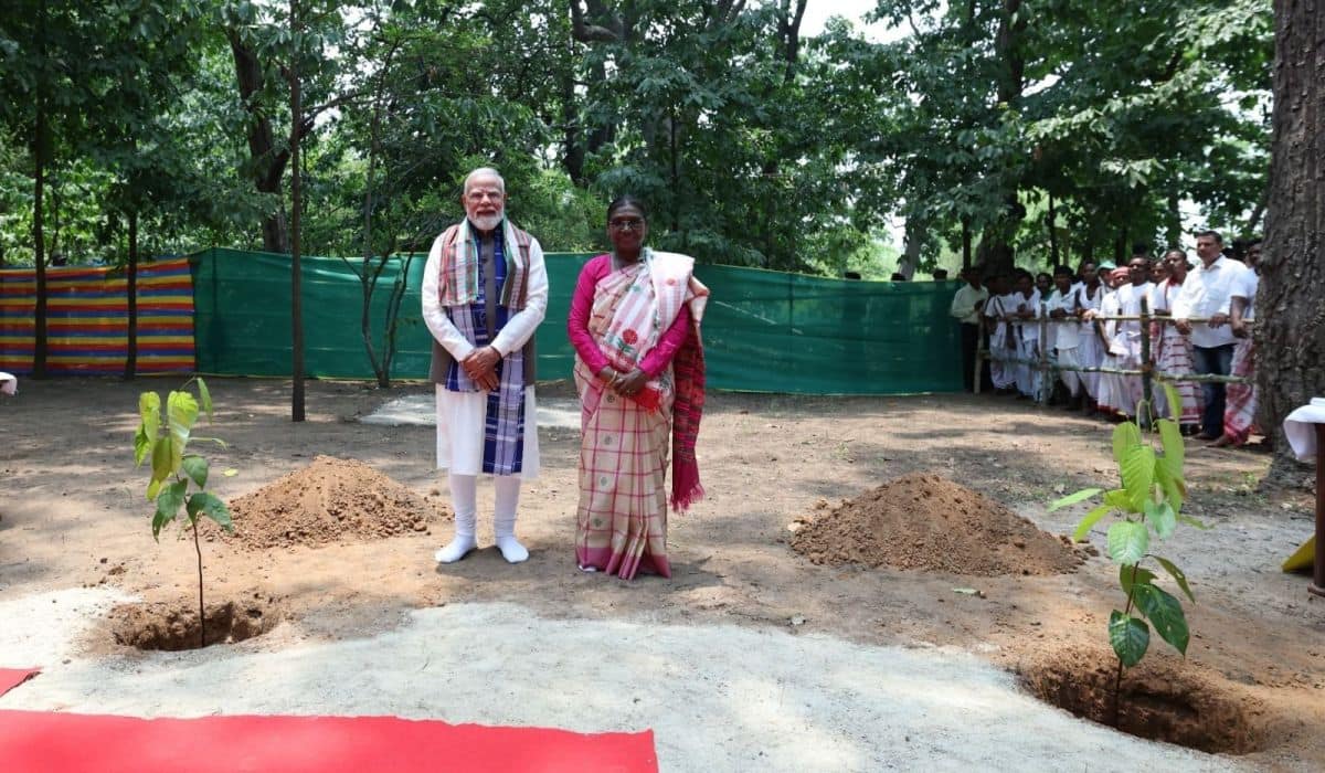 Prime Minister pays respects at Santhali Jahera and Ho Jahera in Pahadpur village with President, Smt. Droupadi Murmu