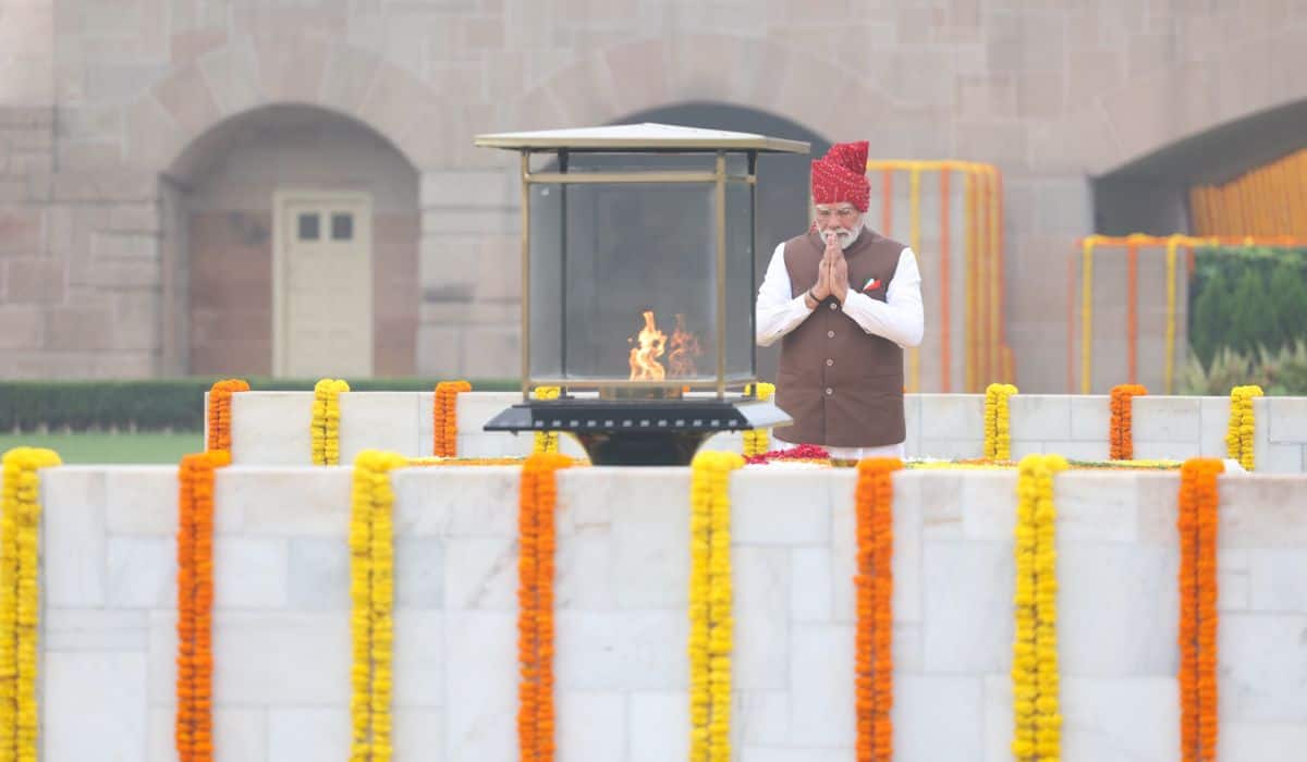 Prime Minister pays homage to Mahatma Gandhi at Rajghat