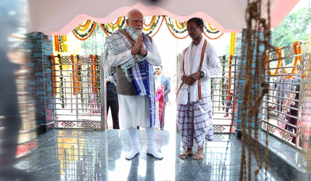 Prime Minister offers prayers at Gosani Peeth in Pahadpur village with President Droupadi Murmu