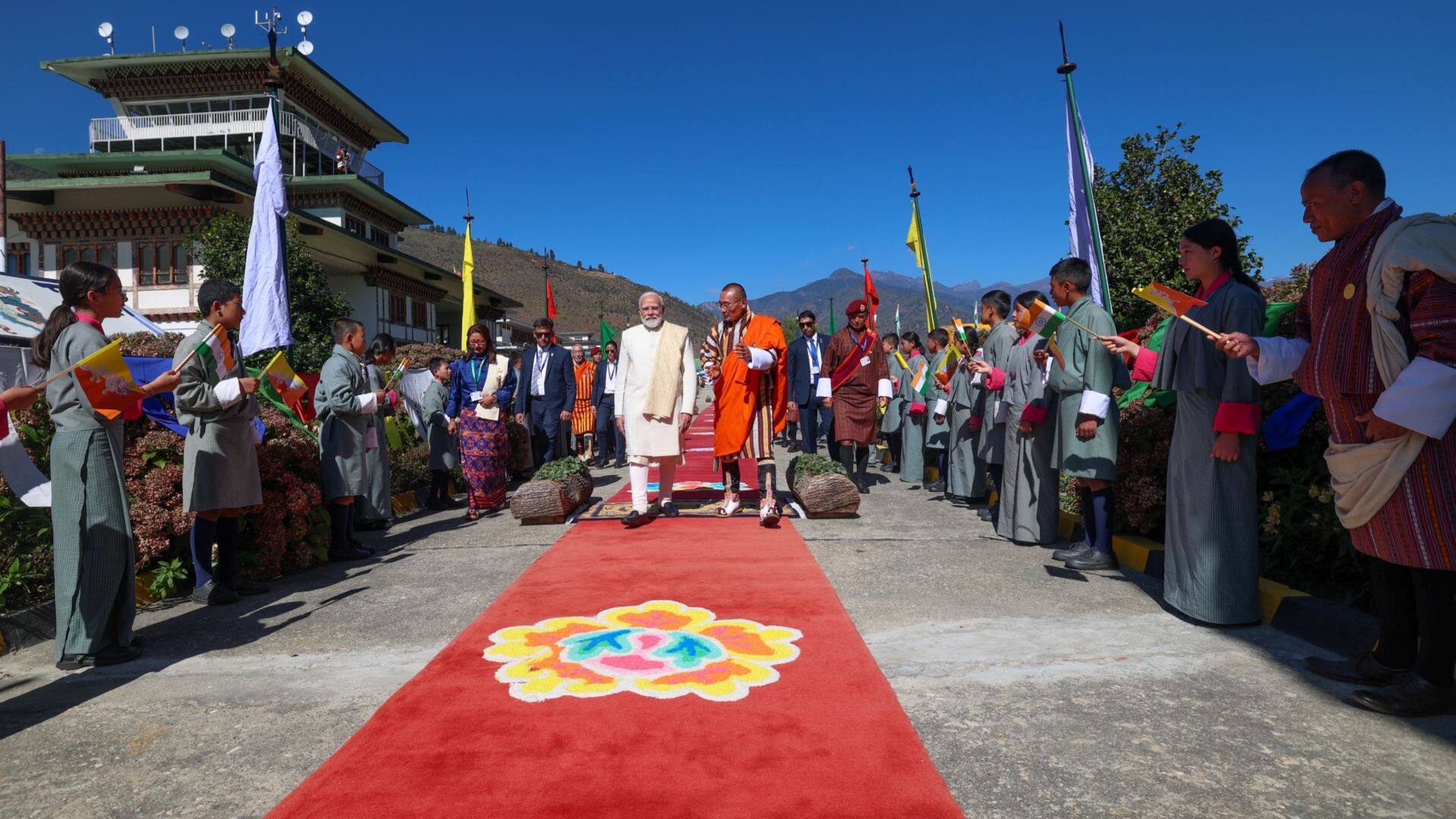 पीएम मोदी दो दिवसीय राजकीय यात्रा पर भूटान पहुंचे